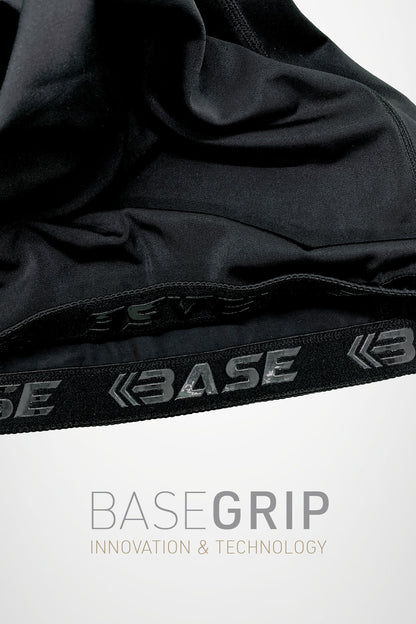BASEGRIP on the hem stops riding up, allowing movement versatility.